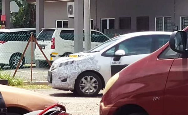 INTIP: Proton Persona facelift dikesan depan gerai itik 