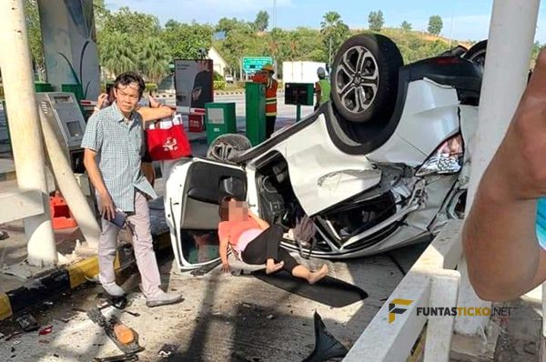 Gara-gara berebut lorong tol, dua kereta rosak teruk 